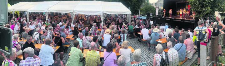 Ein voller Sternenplatz und ein Höhepunkt der diesjährigen Jazz Night: Der Auftritt der einheimischen Band Brässkalation, die nach zehn Jahren wieder am Anlass aufspielte. Bilder: Stefan Sprenger