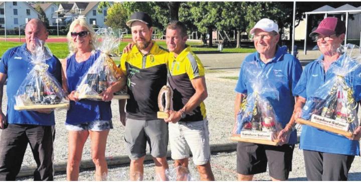 Sie gewannen das Pétanque-Turnier: (v. l.) Johnny Jambois und Daniela Wyss, Etienne Höltschi und Roger Heiz, Erich Nyffenegger und Margrit Nyffenegger. Bild: zg