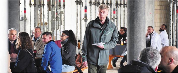 Gemeinderat und Vizeammann Thomas Burkard mitten in der neuen Pausenhalle: «Allen Beteiligten ein grosses Dankeschön.» Bilder: Daniel Marti