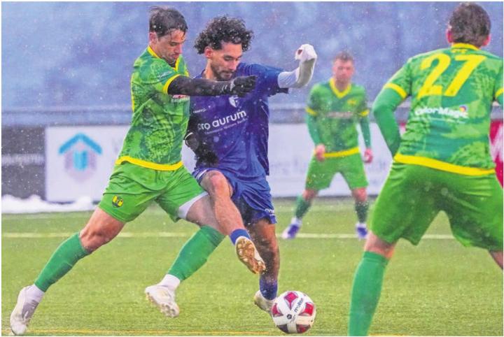 Gianluca Sforza (links) im Zweikampf mit Fabio Milazzo. Letzterer erzielte das erste von vier Toren für Wohlen U23. Bild: Andy Müller