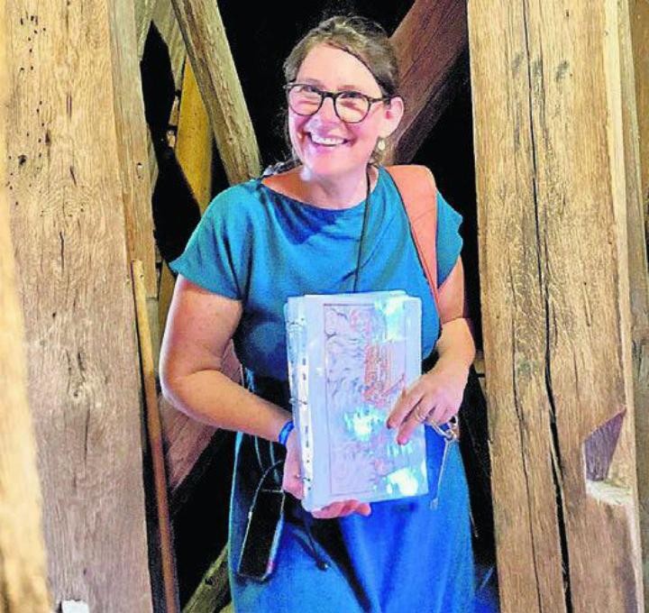 Luzia Mühlemann freut sich über ihre bestandene Prüfung.