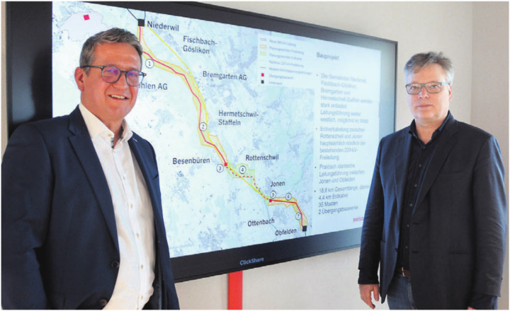 Sie vertreten die Variante einer 380-Kilovolt-Leitung, die mehrheitlich als Freileitung gebaut werden soll: Martin Roth, Leiter Netzprojekte (links), und Matthias Schmid, Mitglied Projektteam. Bild: Roger Wetli
