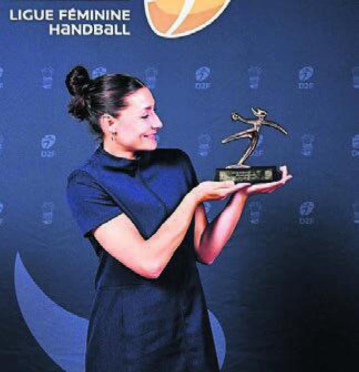Daphne Gautschi mit der Trophäe als beste linke Rückraumspielerin. Bild: zg