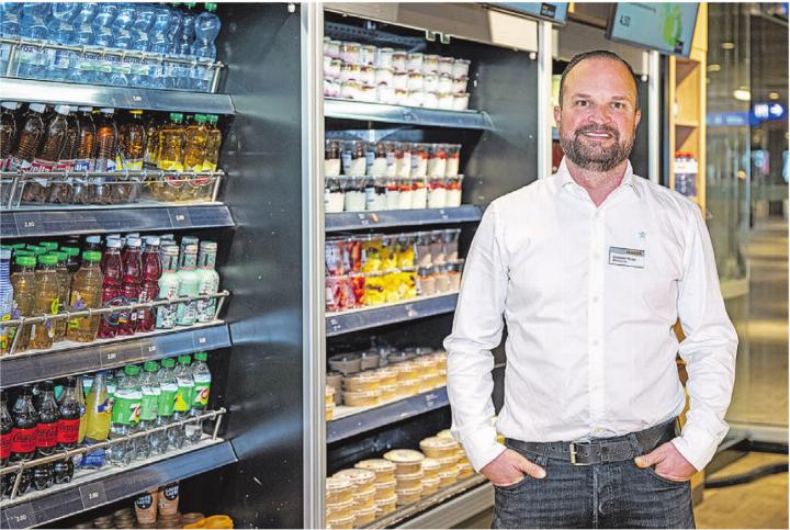 Christoph Müller ist Betriebsleiter im Migros-Take-Away im Bahnhof Bern, gern bedient er auch selbst die Kunden.