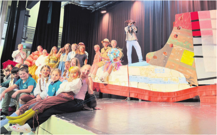 Ein riesiger Schuh steht im Zentrum des Bühnenbildes. Um und auf diesem wird Gullivers Reisen aufgeführt. Bild: zg Ein riesiger Schuh steht im Zentrum des Bühnenbildes. Um und auf diesem wird Gullivers Reisen aufgeführt. Bild: zg