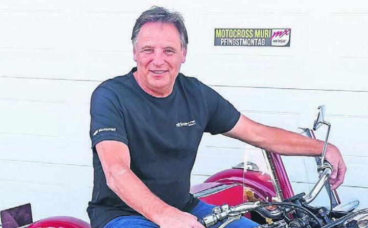 Kein seltenes Bild: Urs Huwiler auf dem Motorrad. Bild: zg