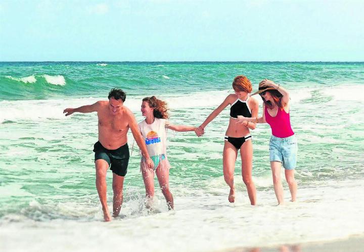 Vermeintliche Idylle am griechischen Strand – in der Patchwork-Familie kriselt es gewaltig. Lisa Brühlmann führte nicht nur Regie, sondern schrieb auch die Geschichte und spielte die Mutter. Für die Rolle des Vaters konnte sie Carlos Leal gewinnen. Die Töchter werden von Paula Rappaport (rechts) und Malou Mösli gespielt. Bilder: zg/Archiv