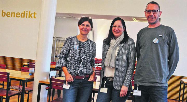 Sie sind überzeugt, mit dem Arbeitgeberversprechen auf dem richtigen Weg zu sein, von links: Direktorin Margit Schneider, HR-Leiterin Verena Rey und Thomas Weber, Leiter Marketing. Bild: Annemarie Keusch