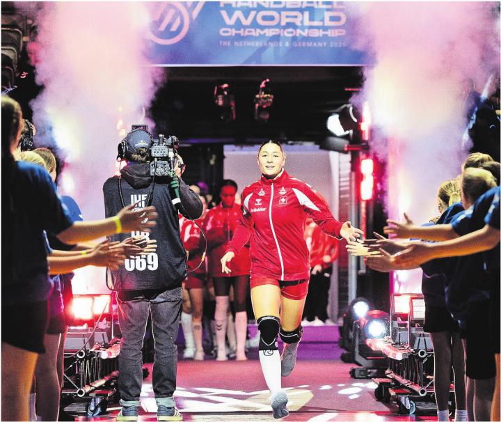 Auf der grössten Handball-Bühne: Daphne Gautschi beim Einlauf vor dem letzten WM-Spiel gegen Rumänien. 
Bild: Freshfocus
