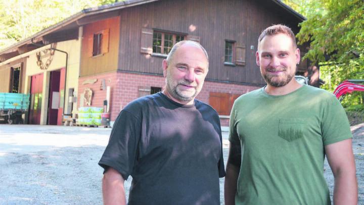 Urs Meyer und sein Sohn und Nachfolger Silvan Meyer vor dem Forstwerkhof des Forstbetriebs Lindenberg in Sarmenstorf. Bild: Annemarie Keusch
