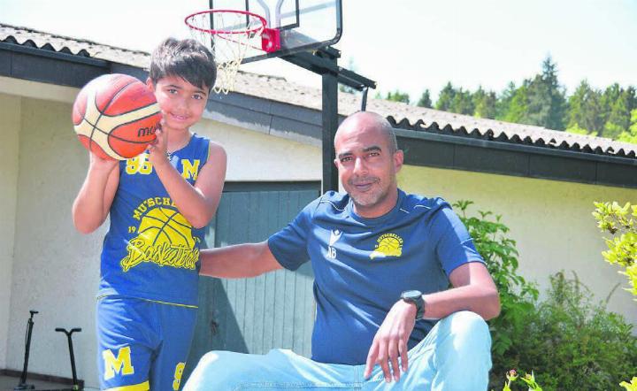 Aris Balsama ist für die Organisation des Minibasketballturnier in der Turnhalle der Kreisschule Mutschellen verantwortlich. Auch sein Sohn Taiyo wird spielen. Bild: Roger Wetli