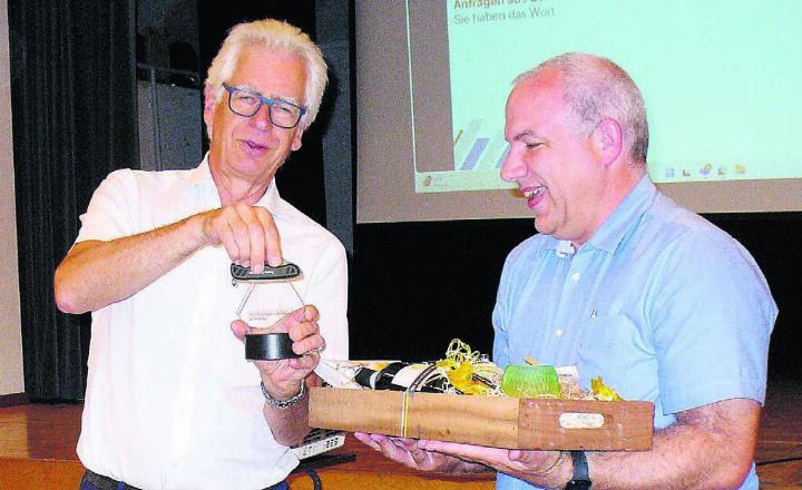Präsident Raymond Tellenbach (links) ehrte den aus dem Vorstand zurücktretenden Thomas Heimgartner. Bild: aha