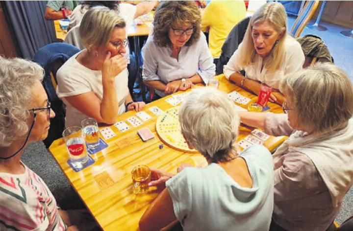 Mit viel Spielfreude wurde zusammen der Abend verbracht. Bild: zg