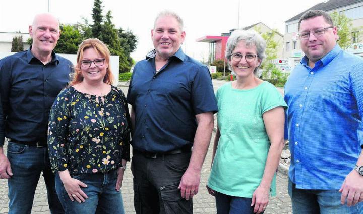 Der Gemeinderat Niederwil mit (von links) Gemeindeammann Norbert Ender, Martina Balmer, Lukas Vock, Vizeammann Cornelia Stutz und Daniel Pietsch hat sich Gedanken gemacht zur künftigen Entwicklung der Gemeinde. Bild: Archiv