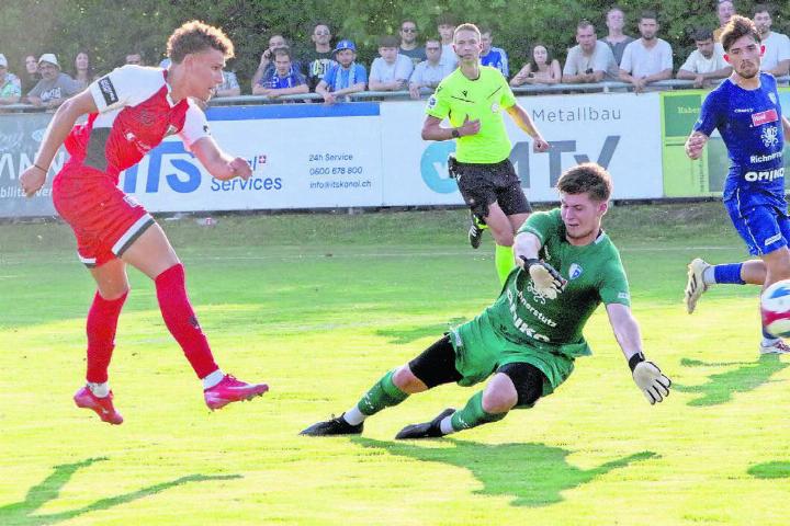 Der Beriker Dorian Derbaci (links) umkurvt Wohlen-Goalie Joël Bonorand und trifft zum 3:1 für Aarau. Im Cupspiel im August wollen die Freiämter ein besseres Resultat holen. Bild: Josip Lasic