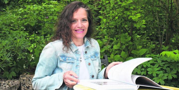 Über 330 Seiten voller Vielfalt und Historie: Caroline Doka blättert in ihrem Lieblingswerk «Carl Durheim. Eine Berner Geschichte». Bild: Daniel Marti