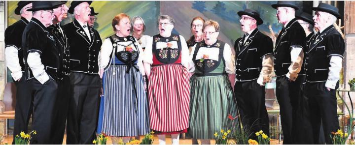Der Jodlerklub Dottikon präsentiert ein abwechslungsreiches Programm mit einem Solojodel von Präsidentin Dorli Stierlin (Mitte). Bilder: Monica Rast