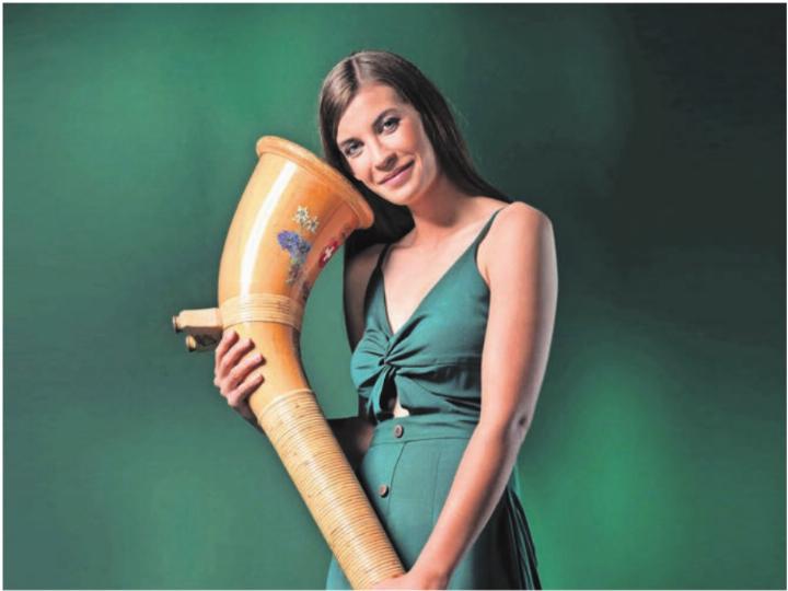 Lisa Stoll bereichert das Konzert mit ihrem Alphorn. Bild: zg