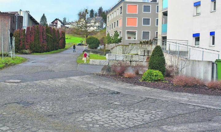 Der Sanierungsbedarf am Belag an der Werdstrasse/Hausmatten ist unbestritten. Bild: Archiv