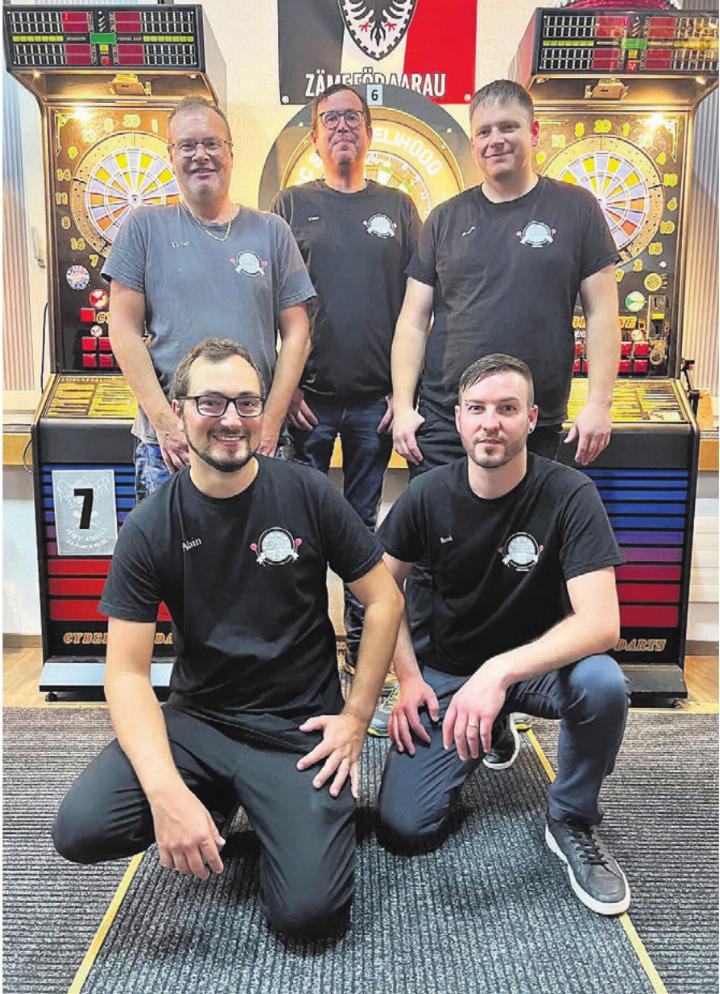 Das Aufstiegsteam der Erus-Darter, hinten, von links: Timo Michel, Matthias Kalt, Roman Wegmüller. Vorne: Alain Jost, Benjamin Kurz. Es fehlen: Roman und Daniel Jäggi. Bild: zg Das Aufstiegsteam der Erus-Darter, hinten, von links: Timo Michel, Matthias Kalt, Roman Wegmüller. Vorne: Alain Jost, Benjamin Kurz. Es fehlen: Roman und Daniel Jäggi. Bild: zg