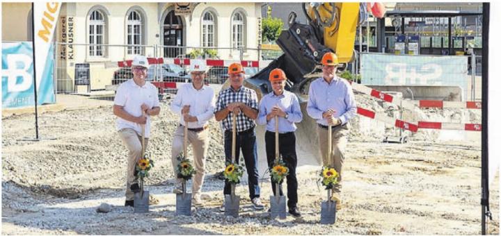 Am Spatenstich der neuen Migros-Filiale in Sins, von links: Christof Blättler, Geschäftsleiter S B Baumanagement AG Zug, Guido Rast, Geschäftsleiter Migros Luzern, Josef Huwiler, Gemeindeammann Sins, Andreas Gyger, Gesamtprojektleiter Migros Luzern, und Nils Roefs, Inhaber Roefs Architekten AG. Bild: zg