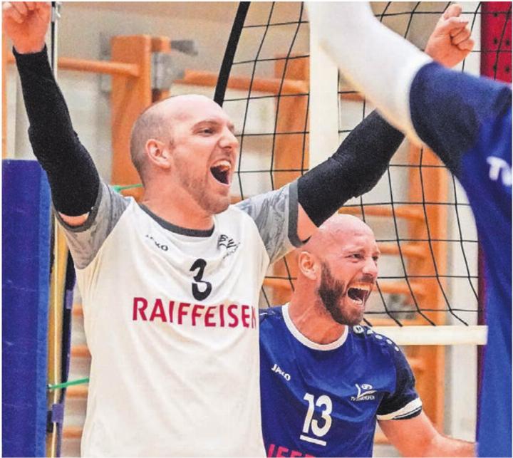 Die Männer bejubeln den zweiten Sieg im zweiten Spiel.