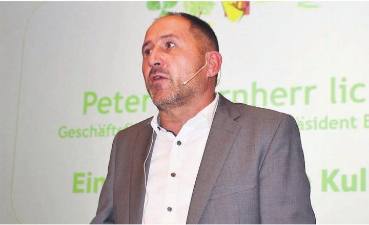 Gerichtspräsident Peter Thurnherr warf bei seinem Referat einen Blick hinter die Kulissen des Bezirksgerichts Bremgarten. Bild: Erika Obrist Gerichtspräsident Peter Thurnherr warf bei seinem Referat einen Blick hinter die Kulissen des Bezirksgerichts Bremgarten. Bild: Erika Obrist