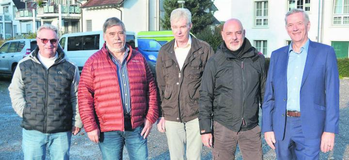 Auf dieser Kiesfläche soll das Gebäude mit Restaurant und Mietwohnungen entstehen. Dafür setzen sich ein: (v. l.) Guido Wertli, Othmar Stettler, Hanspeter Kaufmann, André Juchli und Daniel Stark. Bild: Roger Wetli