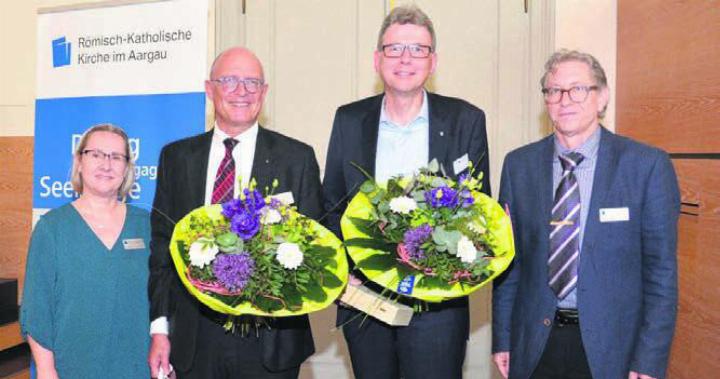 Landammann Dieter Egli (Zweiter von rechts) und Kirchenratspräsident Pascal Gregor (Zweiter von links) wurden von der Synode der Römisch-Katholischen Kirche im Aargau einstimmig zu neuen Diözesanabgeordneten gewählt. Die Vizepräsidentin der Synode, Elisabetta Zamperini, und der Präsident der Synode, Matthias Schüepp, gratulierten ihnen mit Blumen.