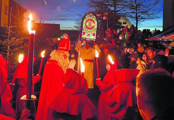 Der Samichlaus erzählte eine Geschichte. Bilder: gum Der Samichlaus erzählte eine Geschichte. Bilder: gum