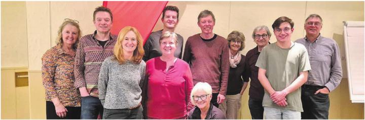 SP-Aargau-Co-Präsidentin Anja Gestmann (roter Pulli) suchte den Austausch mit den Parteimitgliedern. Bild: zg