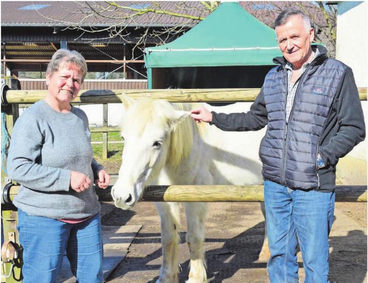 Zum Schutz der Tiere wollen Sonja Furrer und Donat Etterli erreichen, dass in Besenbüren künftig das Abfeuern von lauten Feuerwerkskörpern verboten ist. Bild: Annemarie Keusch