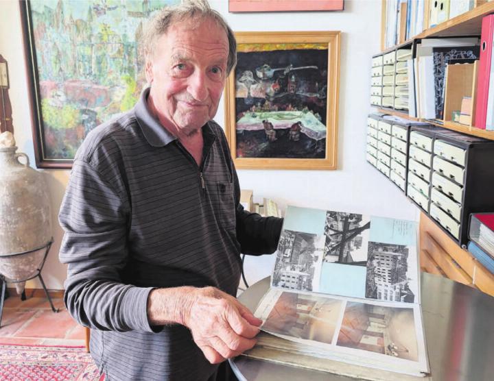 Über seine zahlreichen Projekte hat Othmar Schaufelbühl fein säuberlich Buch geführt. Zu fast jedem Haus in Bremgarten weiss der 90-Jährige eine Geschichte zu erzählen. Bild: Marco Huwyler