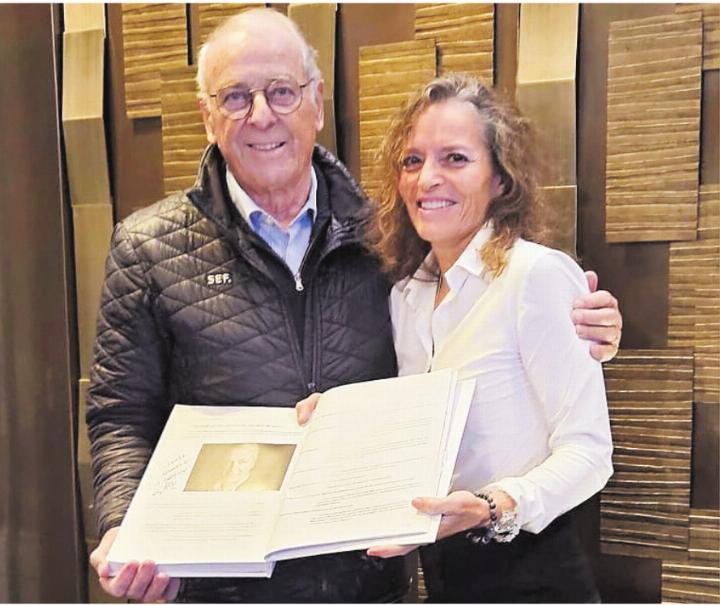 Besonderer Moment: Caroline Doka durfte ihr Werk Alt-Bundesrat Adolf Ogi persönlich übergeben. Bild: zg