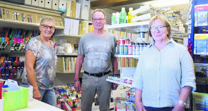 Ganz viele Produkte und noch mehr Herzblut – Erika Marti, Beda Huber und Gaby Müller (von links) in «ihrer» Papeterie Huber in Muri. Bild: Annemarie Keusch