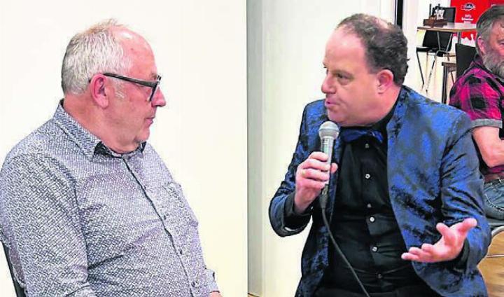 Comedian Peter von Kron (rechts) unterhielt die Anwesenden bestens. Vor allem, als er Gemeindeammann Franz Schaad in die Mangel nahm. Bild: sp