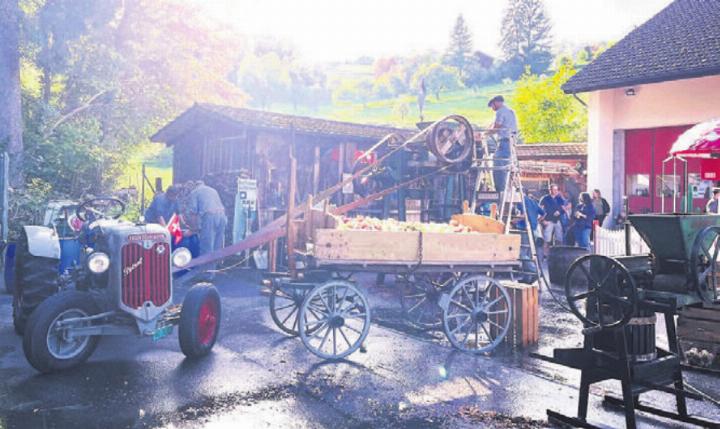 Mosten wie in alten Tagen: Der Anlass des Feuerwehrvereins hat längst Tradition und zieht immer viele Besucher an. Bild: Archiv