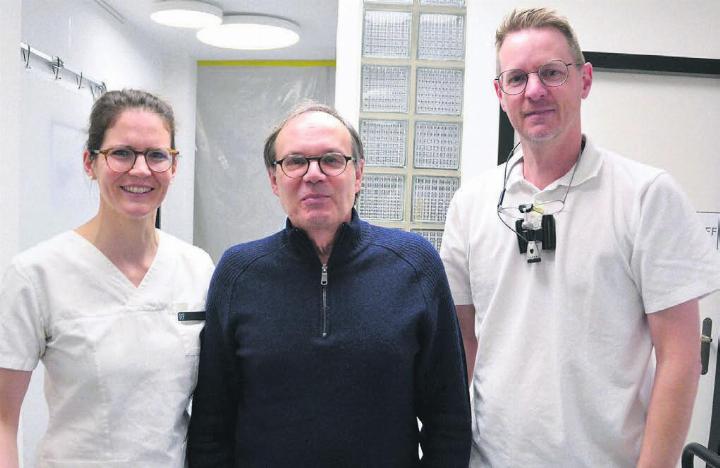 René Schlatter (Mitte) übergibt seine Praxis in Widen samt Angestellten und Patienten an Philipp Grohmann und Barbara Eisner von Grohmann & Eisner in Berikon. Bild: Roger Wetli