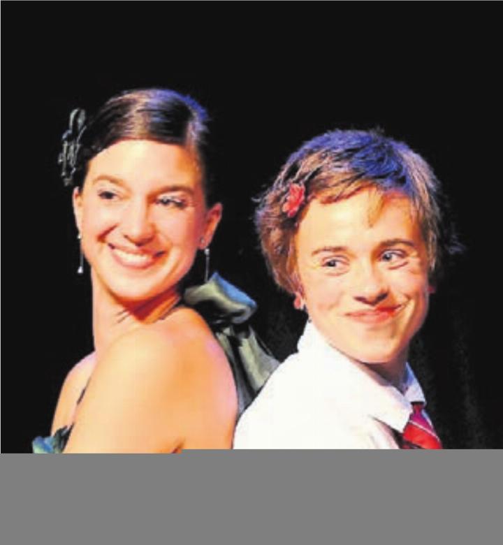 4 Hände, 2 Stimmen, 1 rollendes Klavier – das sind Mademoiselle Olli aus Paris und die Claire aus Berlin. Das «Duo Luna-tic» kommt mit seinem Jubiläumsprogramm auch nach Niederwil. Bild: zg