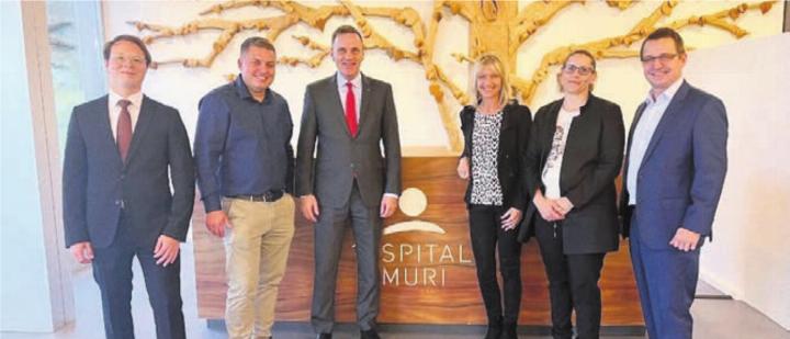 Erhielten einen spannenden Einblick, von links: Fabian Trüb, Alain Bütler, Jean-Pierre Gallati, Nicole Heggli-Boder, Raissa Maire und Direktor Daniel Strub. Bild: zg