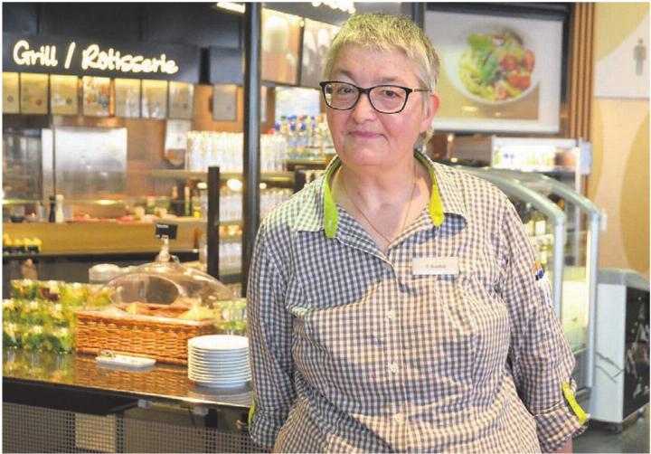 Corinne Hümbeli mitten im Coop-Restaurant in Muri. Hier möchte sie gerne bis zu ihrer Pensionierung bleiben.
Bild: Annemarie Keusch