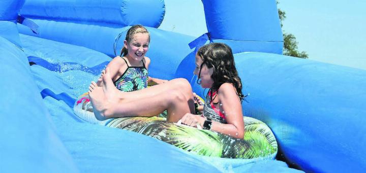 Dieses Jahr kann man in Hermetschwil-Staffeln wieder die Wasserrutsche hinunterdüsen und Spass haben. Bild: Archiv/huy