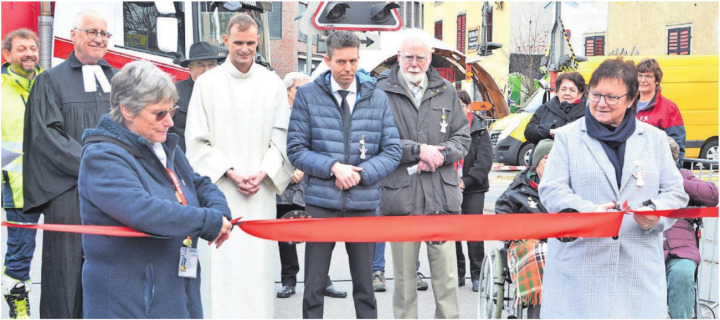 Frau Vizeammann Doris Stöckli (rechts) und Christchindli-Märt-Präsidentin Sabina Glarner durchschneiden gemeinsam das Eröffnungsband. Sie wünschen allen einen zauberhaften Weihnachtsmarkt und hoffen, dass so manche Herzenswünsche in Erfüllung gehen. Bild: Roger Wetli Frau Vizeammann Doris Stöckli (rechts) und Christchindli-Märt-Präsidentin Sabina Glarner durchschneiden gemeinsam das Eröffnungsband. Sie wünschen allen einen zauberhaften Weihnachtsmarkt und hoffen, dass so manche Herzenswünsche in Erfüllung gehen. Bild: Roger Wetli