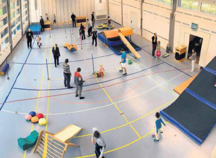 Die Turnhalle St. Benedikt in Hermetschwil-Staffeln lädt Familien mit Kleinkindern bald wieder alle zwei Wochen zum freien und kostenlosen Spielen mit Turngeräten und Utensilien. Eines von vielen Angeboten des Elternkreises. Bild: zg