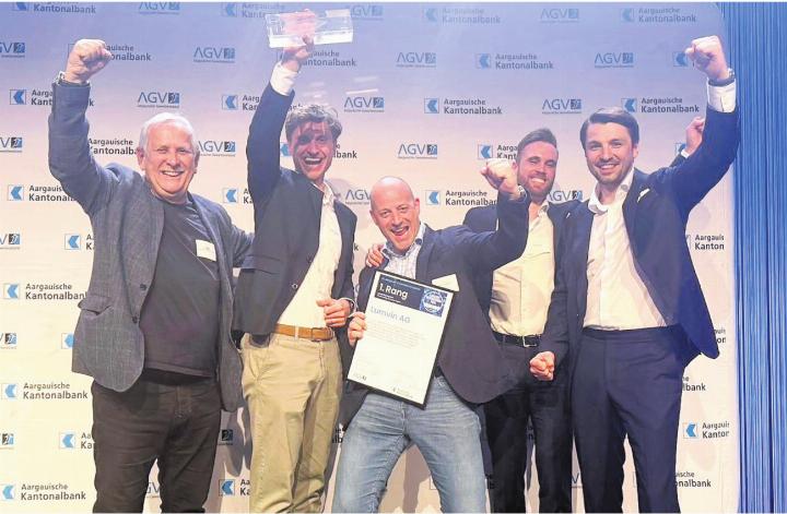 Da kommt ganz grosse Freude auf, die Verantwortlichen der Lumvin AG feiern mit doppelter Wohler Beteiligung den Leuchtturmpreis (v. l.): Urs Müller (Investor), Kristjan Jozipovic (Gründer), Martin Laubacher (Verwaltungsrat und Unternehmensentwickler), Fabio Vettiger (Head of Growth) und Besfort Biljali (Gründer).