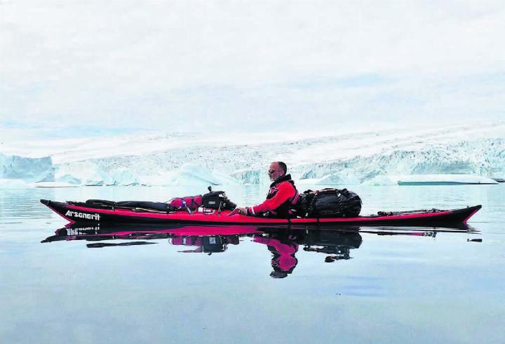 Martin Denk in seinem Seekajak, mit dem er unter anderem durch grosse Eisberglandschaften navigierte. Bilder: gro