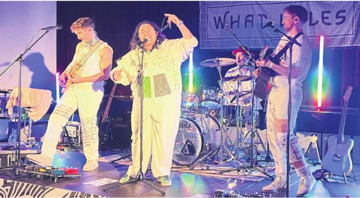 Im Chappelehof wurde es ziemlich laut: Die Band «What Rules» aus Baden spielte gross auf.
Bilder: Walter Minder Im Chappelehof wurde es ziemlich laut: Die Band «What Rules» aus Baden spielte gross auf.
Bilder: Walter Minder