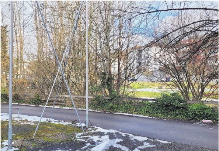 Damit am Freihofweg zwei Mehrfamilienhäuser gebaut werden können, müssen auf dem Isler-Areal ennet der Bünz Parkplätze und Installationsplätze erstellt werden. Das will die Fraktion Mitte/Dorfteil Anglikon verhindern. Bild: Chregi Hansen