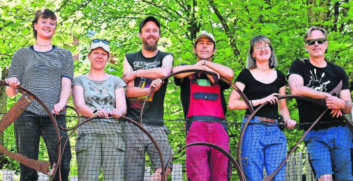 Investieren viel Zeit und Engagement in die Sommerbar (von links): Ursina Meier, Sandra Oetterli, Matthias Wüthrich, Franz Weber, Barbara Wüthrich und Andreas Muntwyler. Bild: Monica Rast