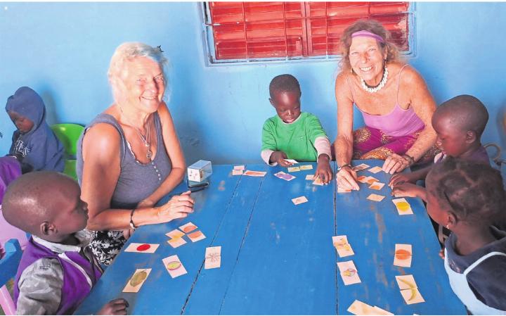In den kommenden Monaten erhält Marielle Furter (rechts) Unterstützung aus dem Freiamt. Als Erstes kam Vreni Geissmann mit, um sich im Kindergarten-Projekt zu engagieren.